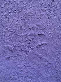 Finished wall with smooth, high-quality paint and texture after professional plaster work.