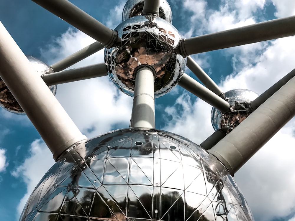 O Atomium na Alemanha durante o dia