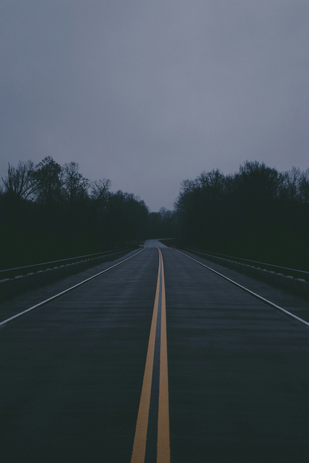 estrada de concreto cinza vazia durante a noite