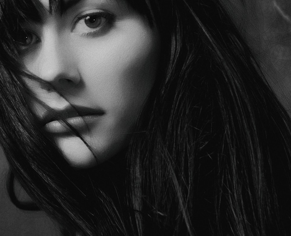 Fotografía en escala de grises de mujer con cabello negro