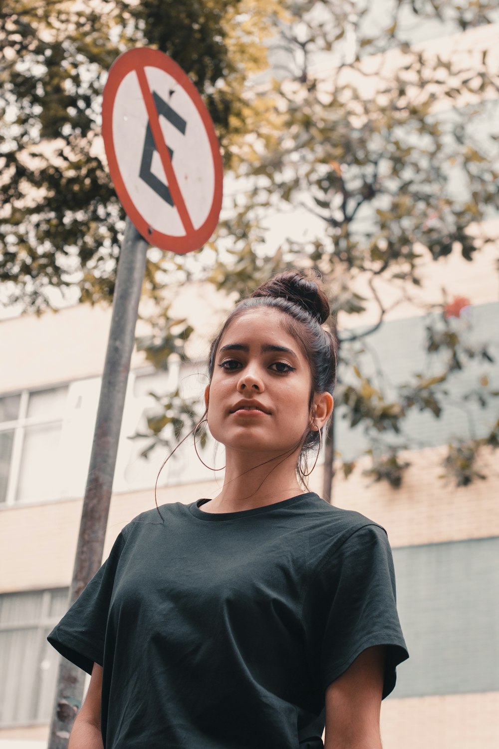 woman wearing black crew-neck t-shirt outdoor