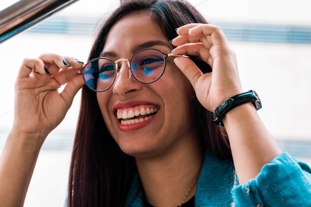 femme portant des lunettes avec une monture noire