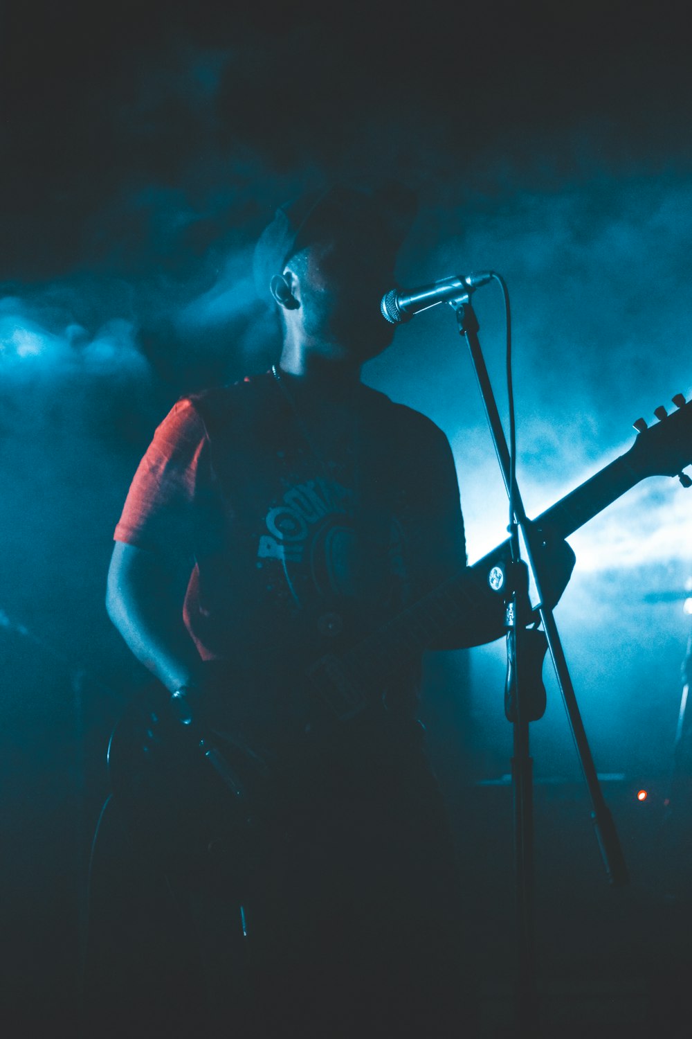 hombre tocando la guitarra