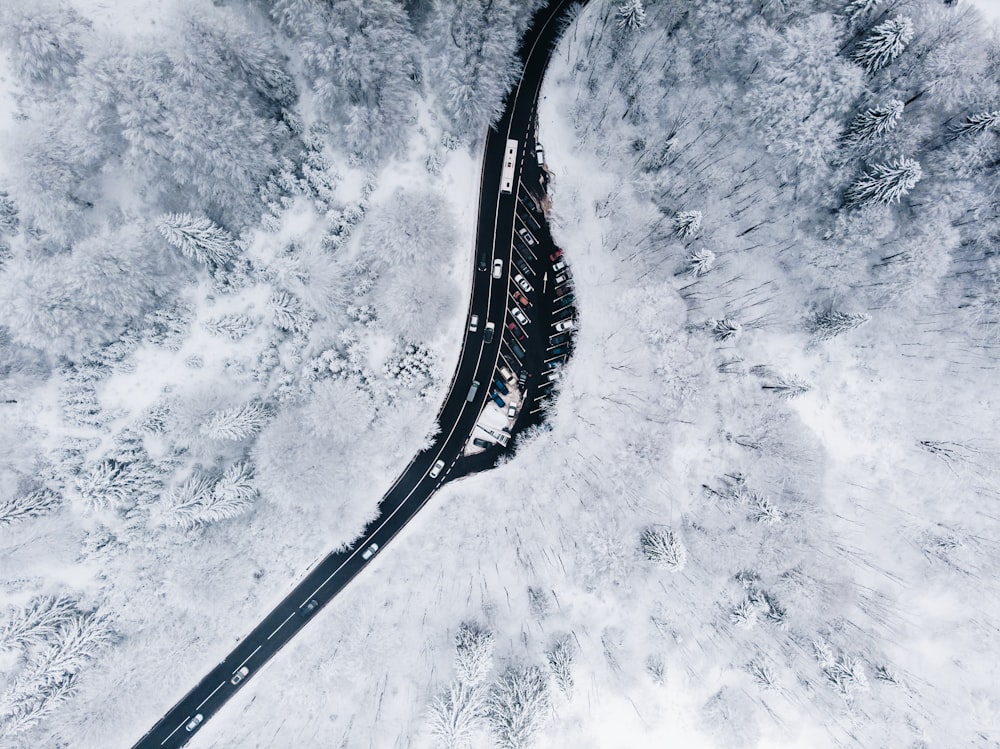 fotografia aérea de estradas e veículos