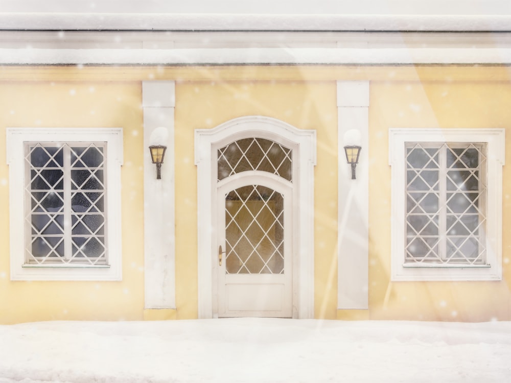 Maison en béton blanc et jaune pendant la journée