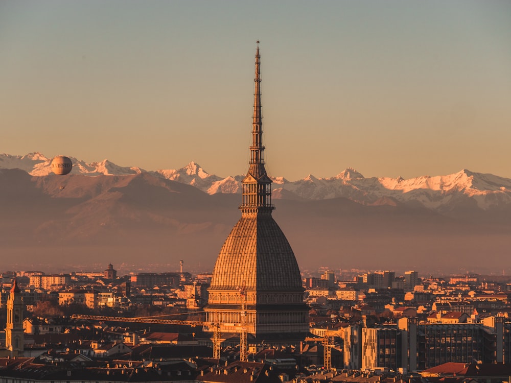 Naturfotografie eines grauen Betongebäudes mit Turm bei Tag