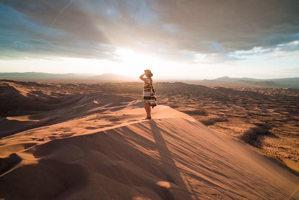 mulher em pé no deserto