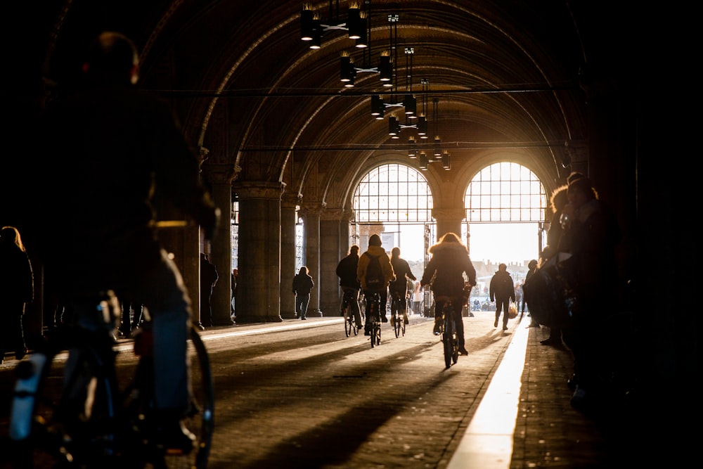 Menschen, die zu Fuß und mit dem Fahrrad auf der Straße unterwegs sind