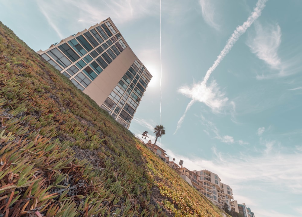 trilhas de fumaça perto de edifícios durante o dia