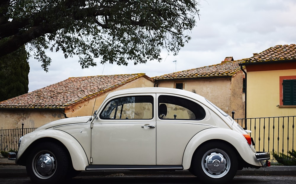 veículo estacionado em frente a casa