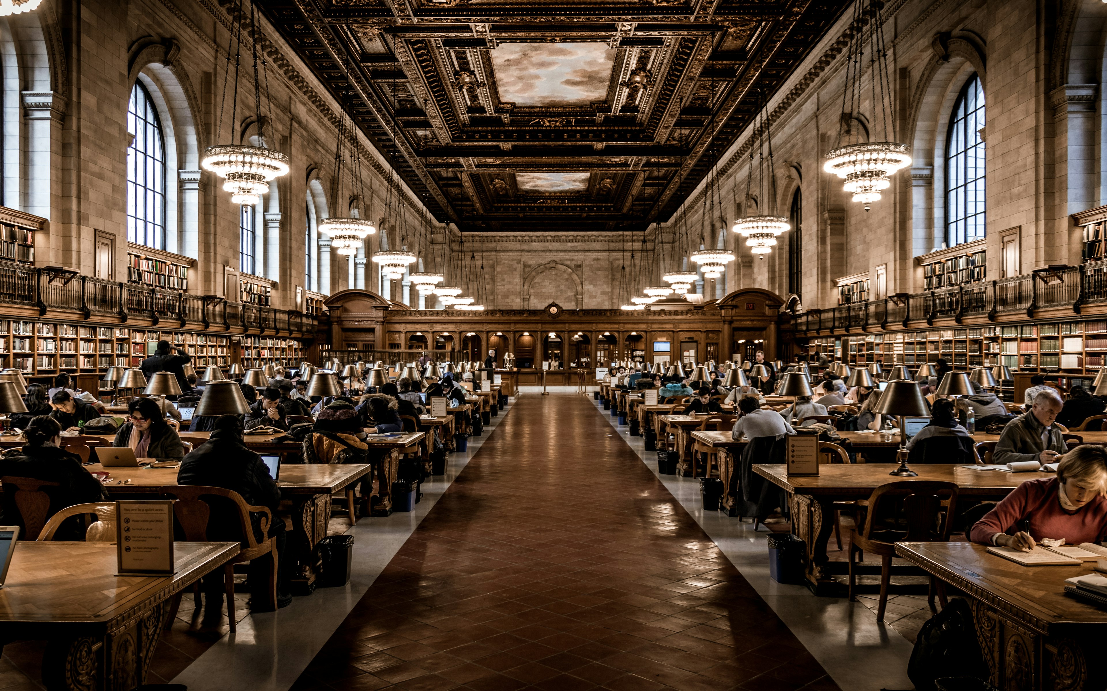 una delle sale principali della maestosa new york public library, da vedere a new york