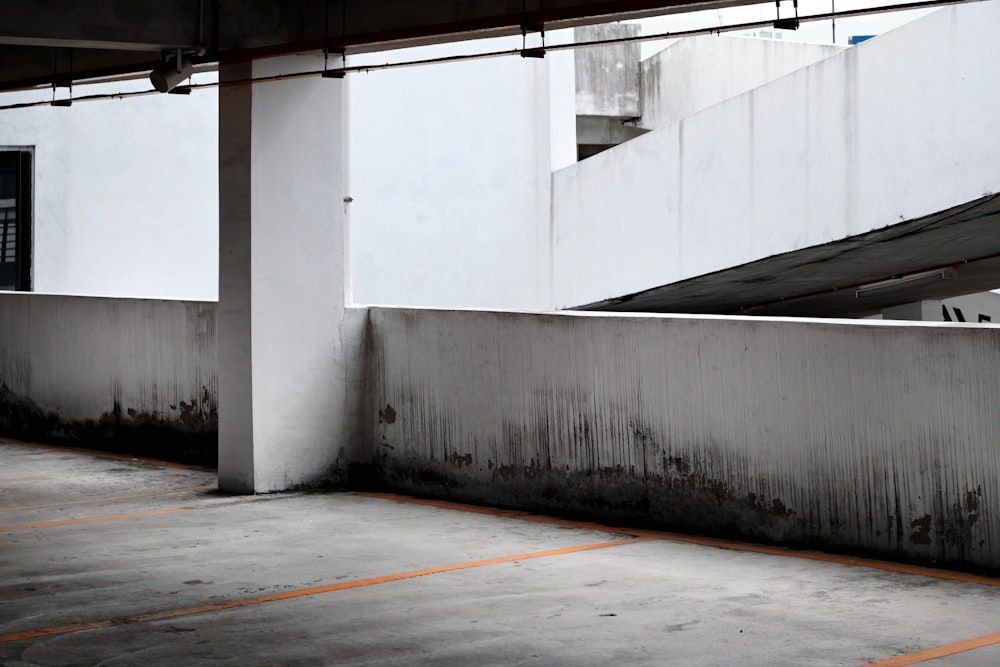 foto en blanco y negro de un edificio de hormigón sin gente