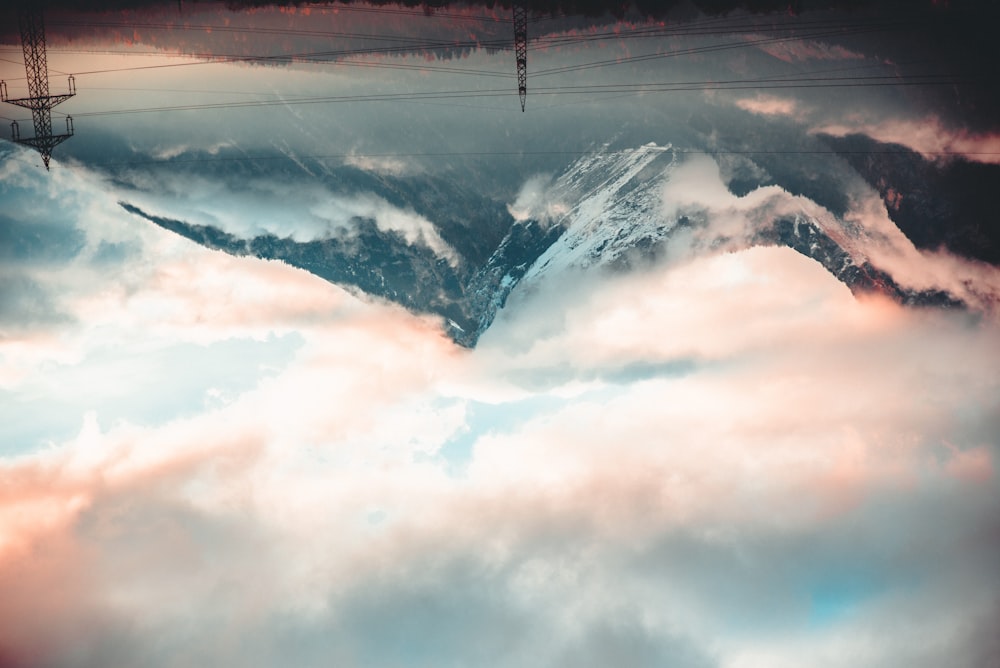 Fotografia aerea della montagna innevata durante il giorno