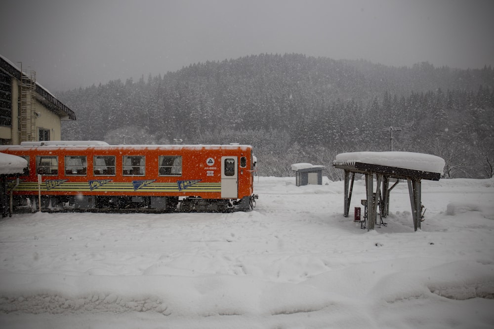 Train orange et blanc sur la piste