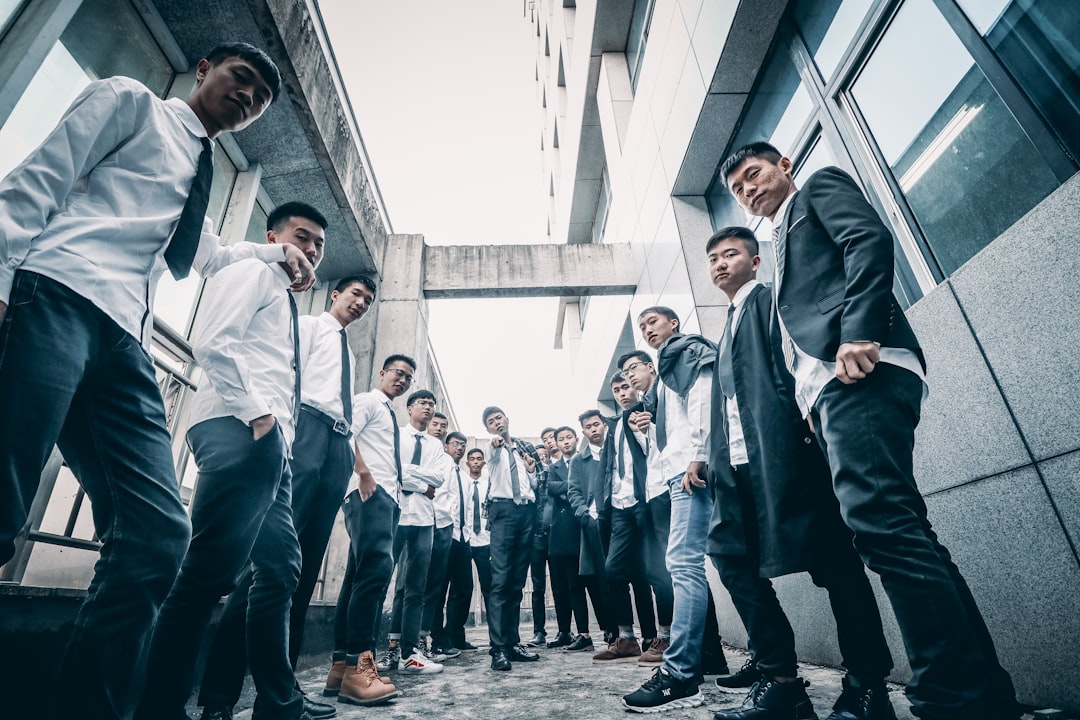 group of students outside building, 大学临近毕业时班级的合照<p></figure>PS:最可惜的就是自己在拍照，并没有在照片中
