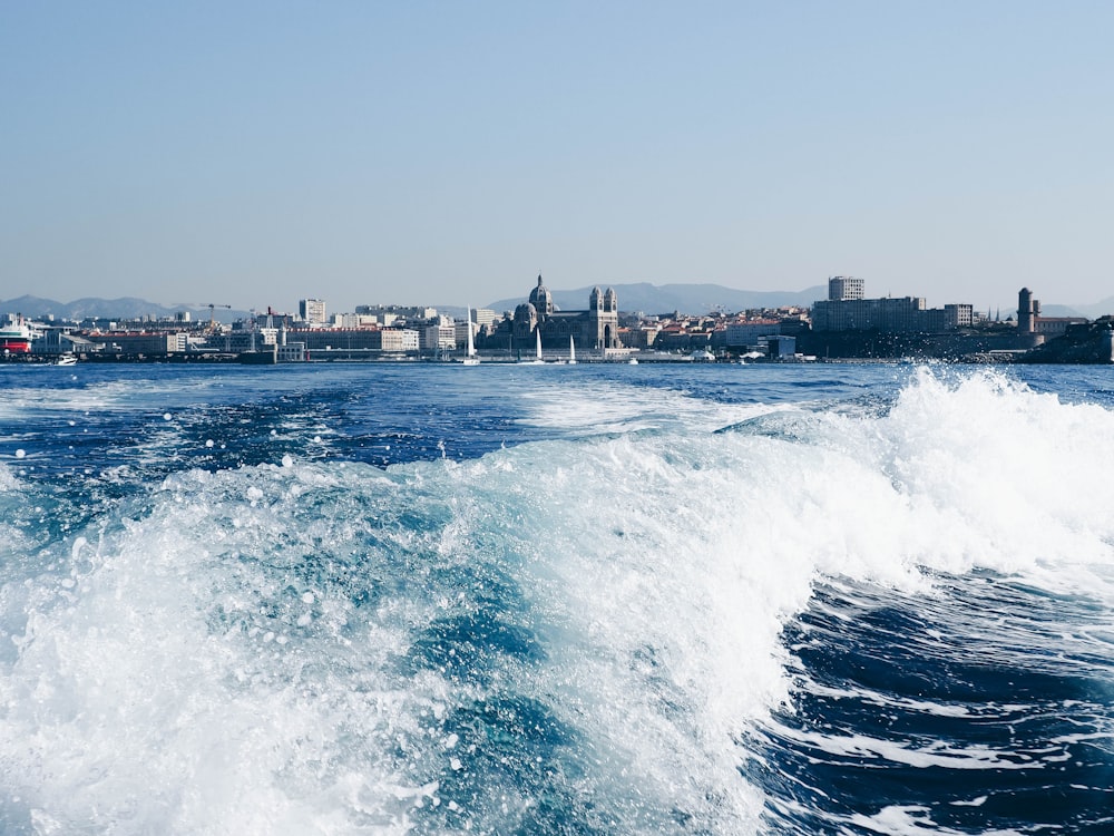 sea waves under blue sky