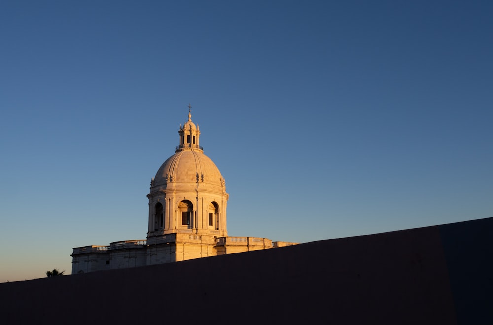 edifício de cúpula de concreto bege durante o dia