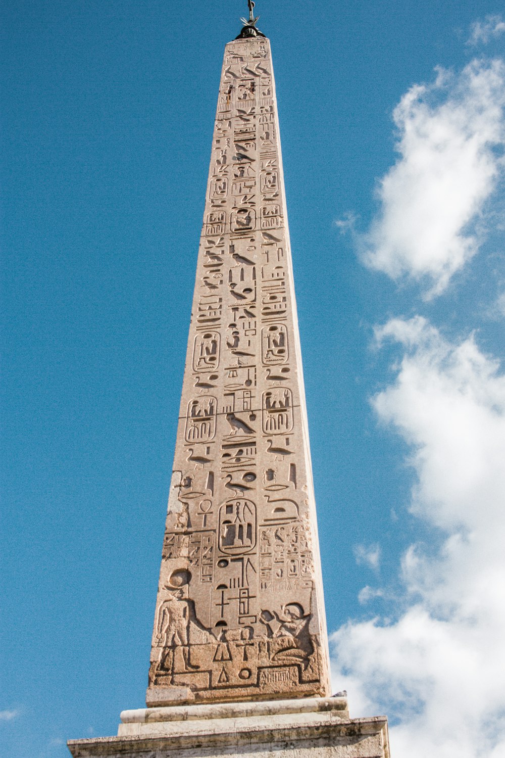 Weißer Obelisk