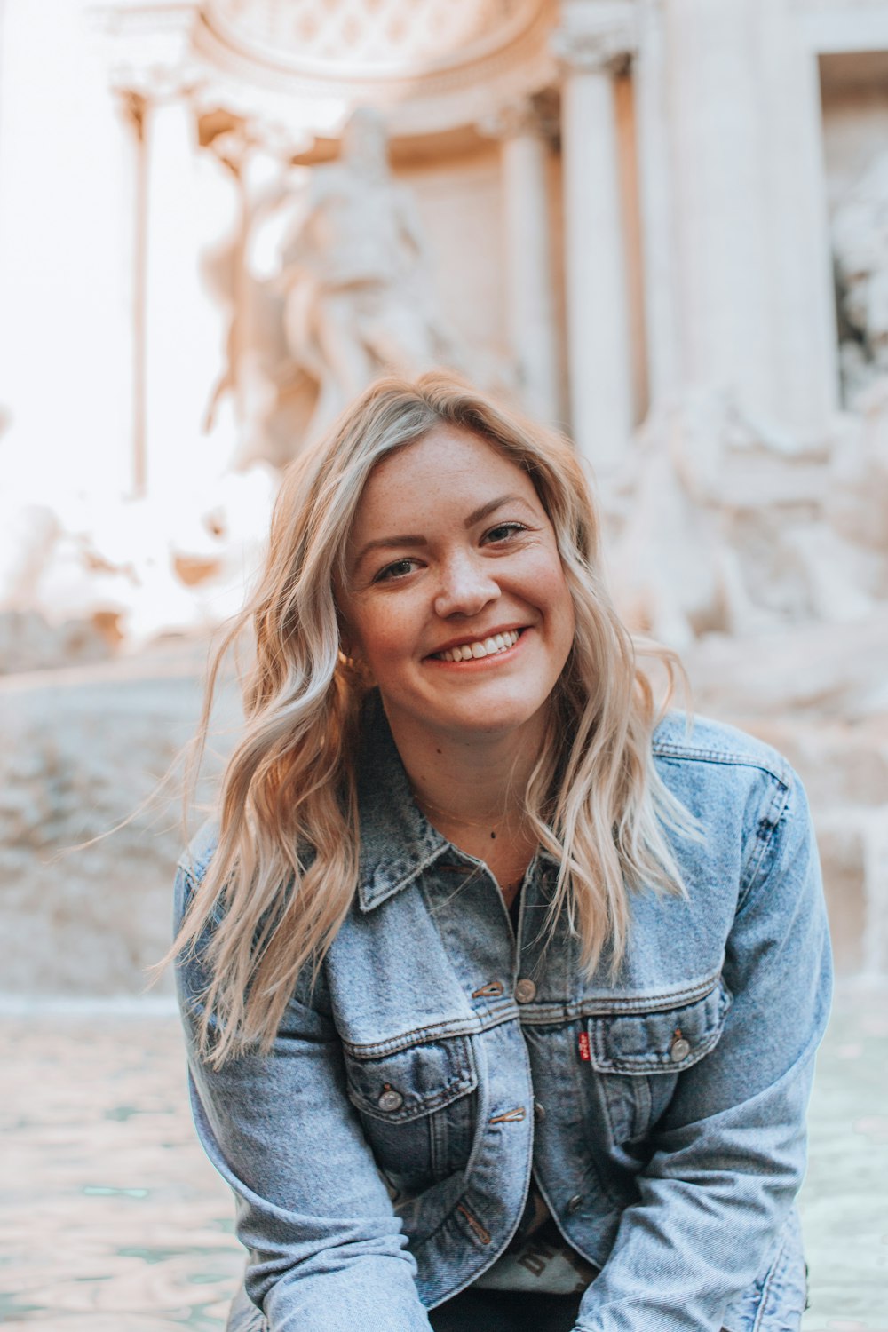 femme souriante portant une veste en jean