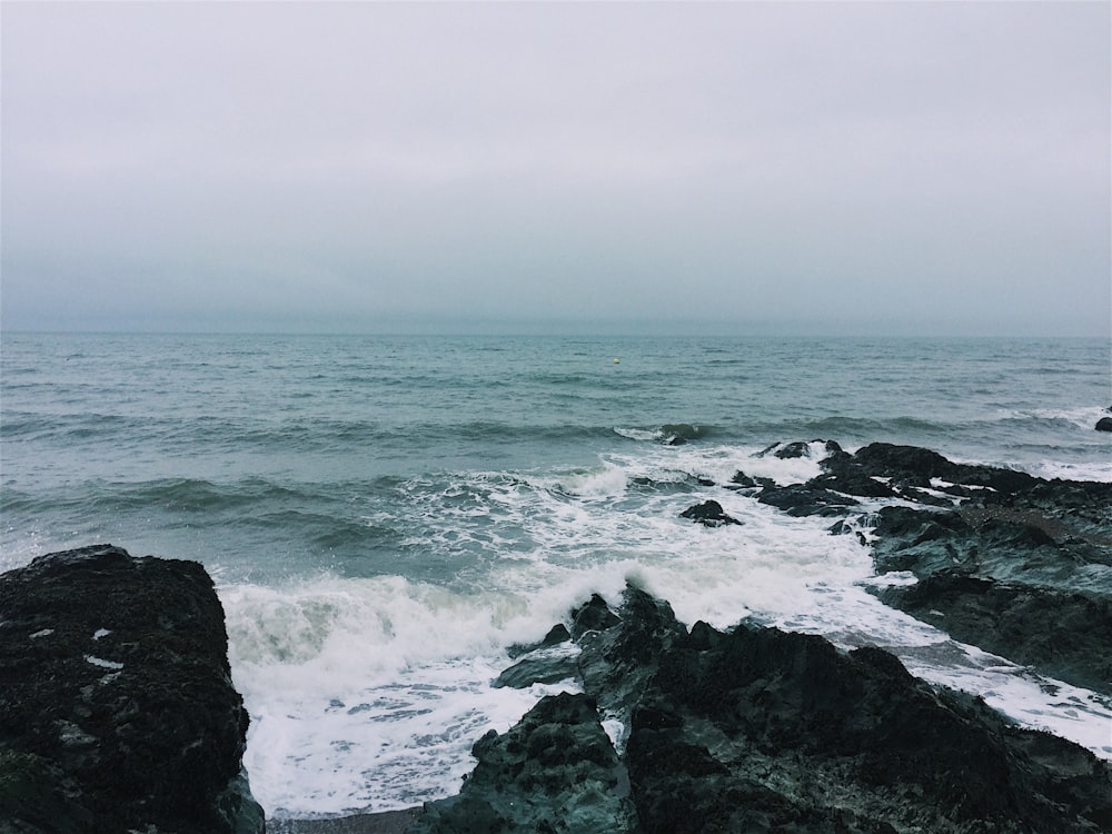 vagues de mer s’écrasant sur le rocher