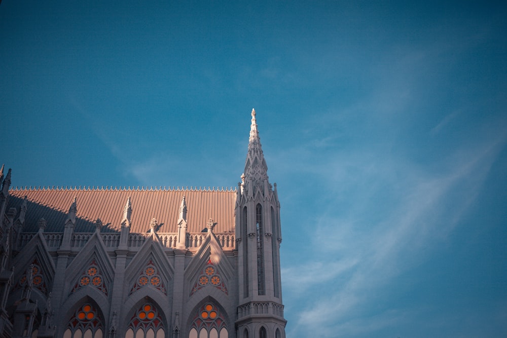 Kathedrale aus grauem Beton tagsüber