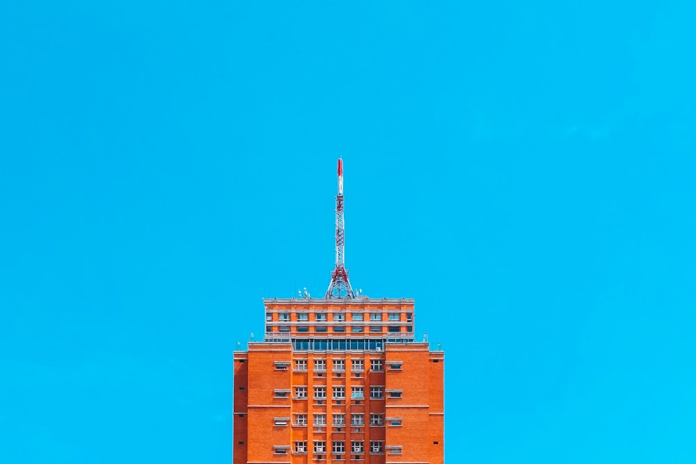 オレンジ色のコンクリートの建物