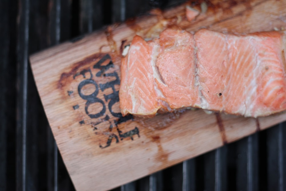 Carne de salmón en lonchas a bordo