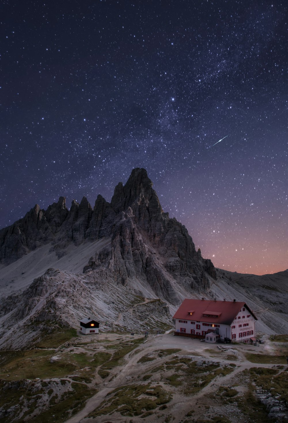 Casa marrone e bianca sulla montagna di Snowcape