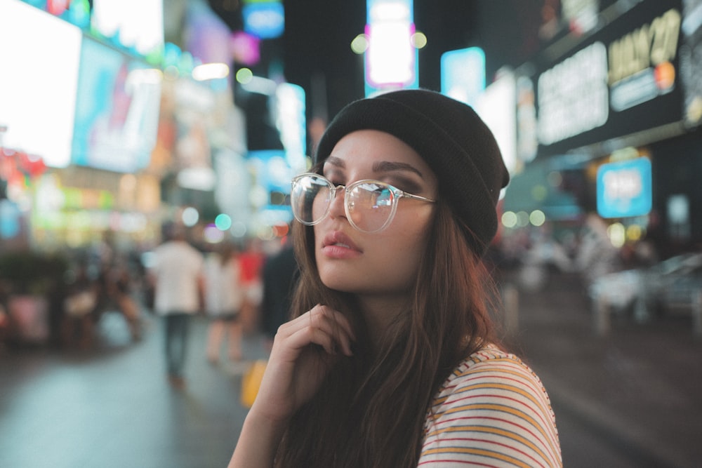 Mujer de pie entre edificios