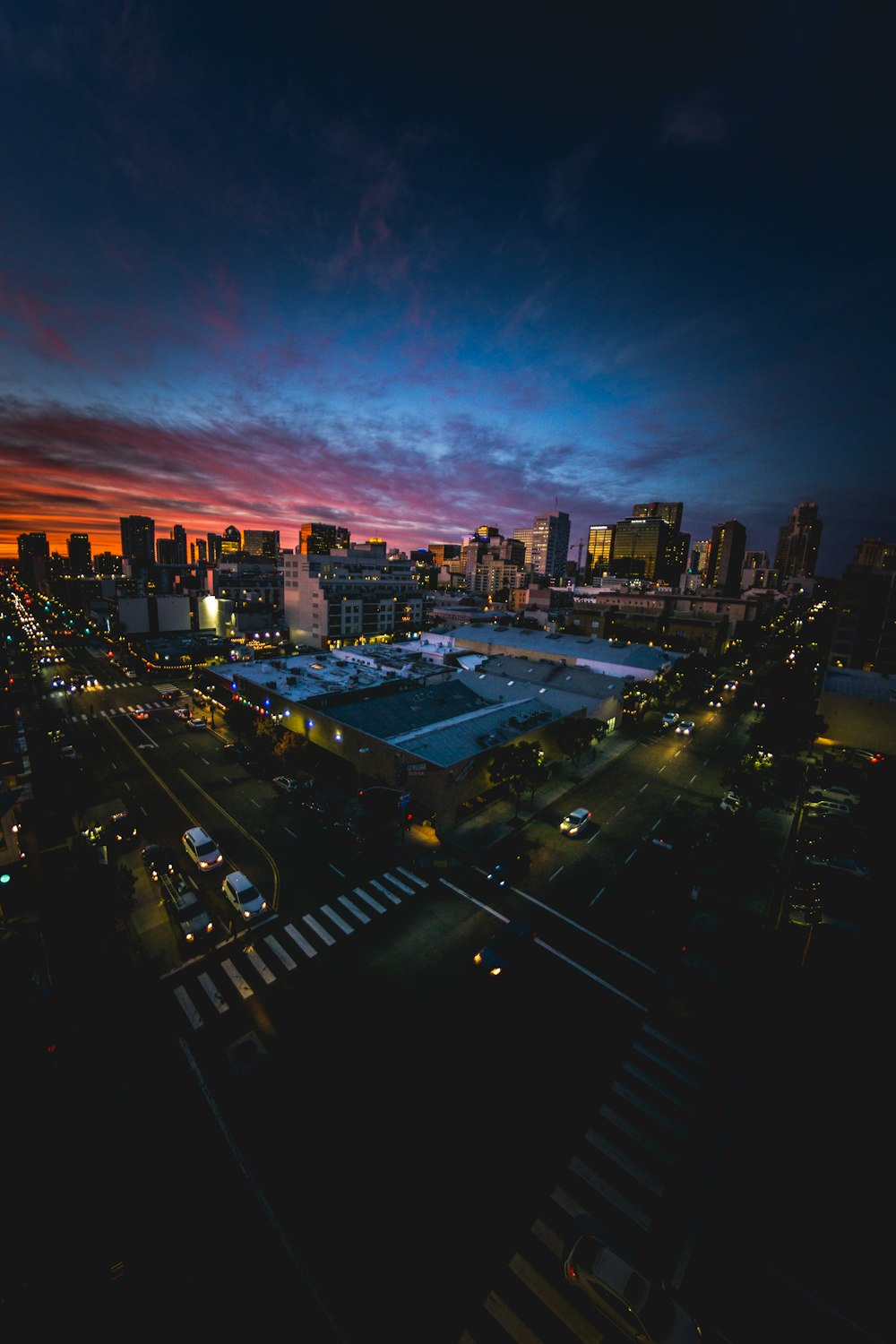 Fotografía de vista aérea de la ciudad por la noche