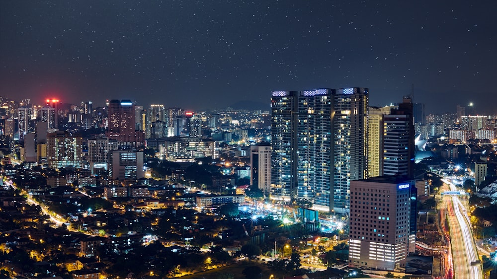 Photographie de vue aérienne de la ville la nuit