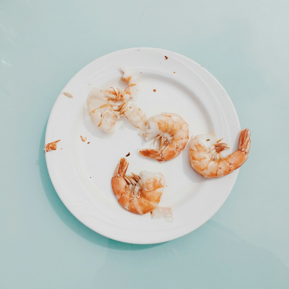 camarões cozidos no prato branco