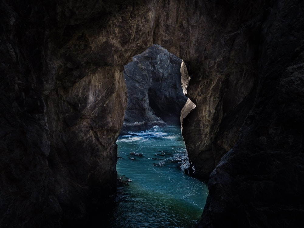 Höhle mit Gewässer im Inneren
