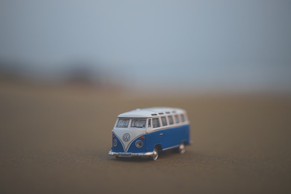 Volkswagen T1 en miniatura azul y blanco