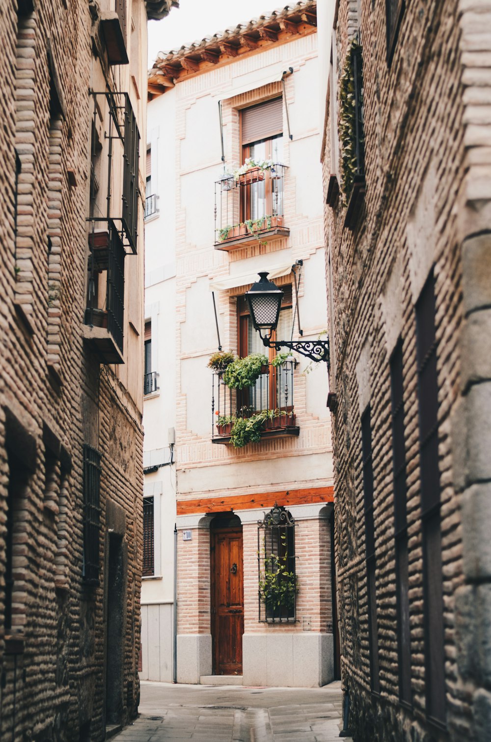 callejón de hormigón gris durante el día