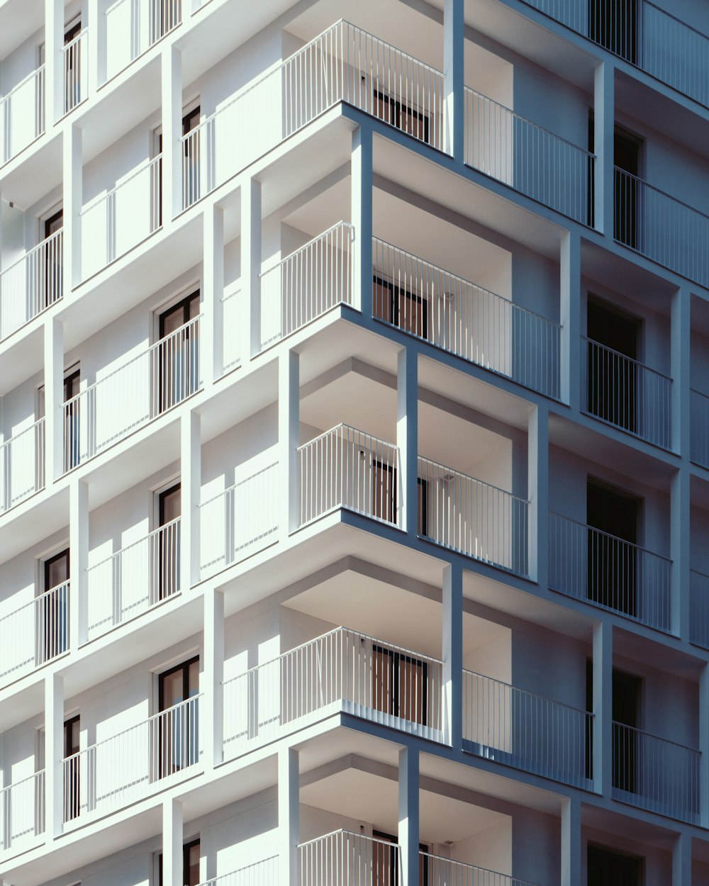 Low-Angle-Fotografie von weißen Betonhochhäusern bei Tag