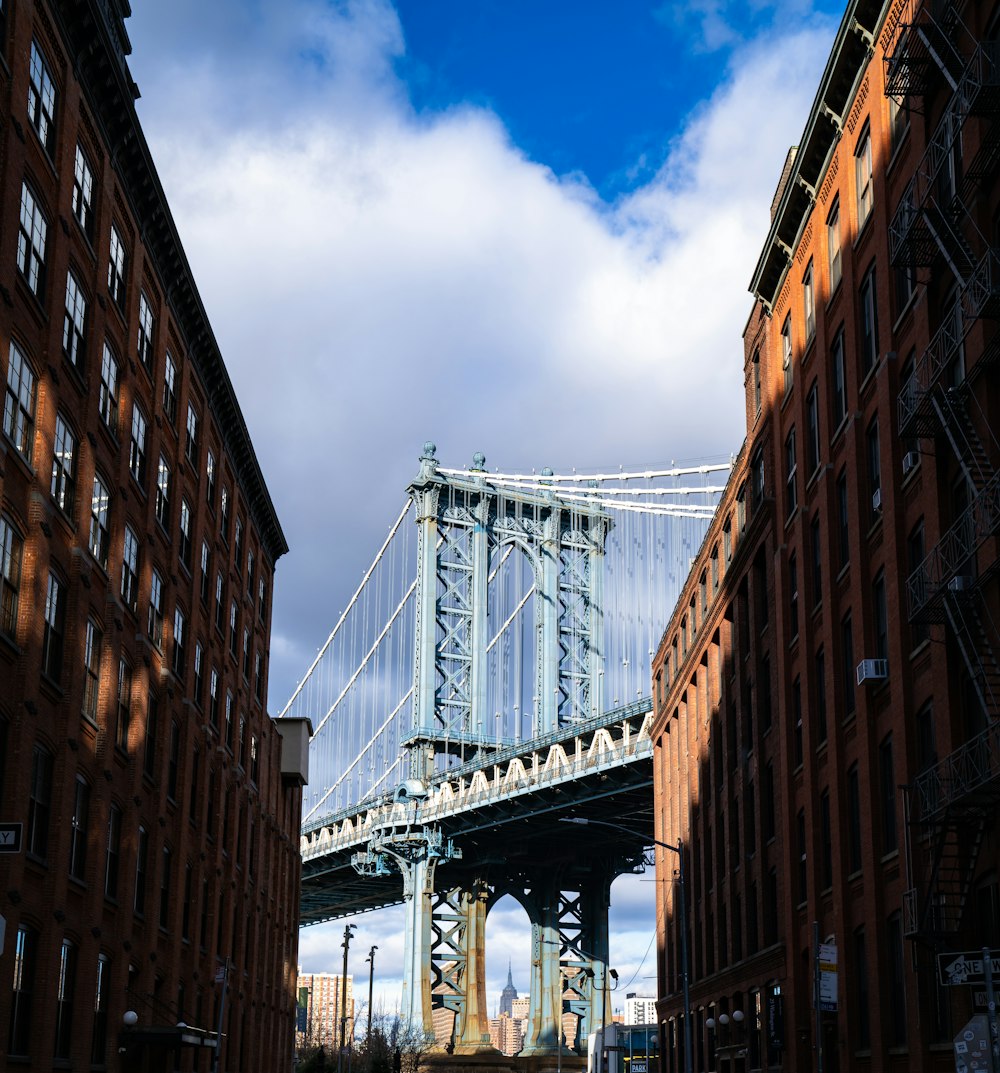 Fotografía de ángulo bajo de un puente de hormigón