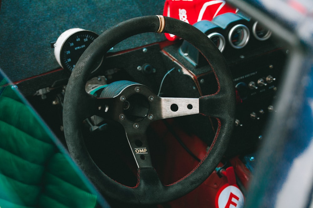 black vehicle steering wheel