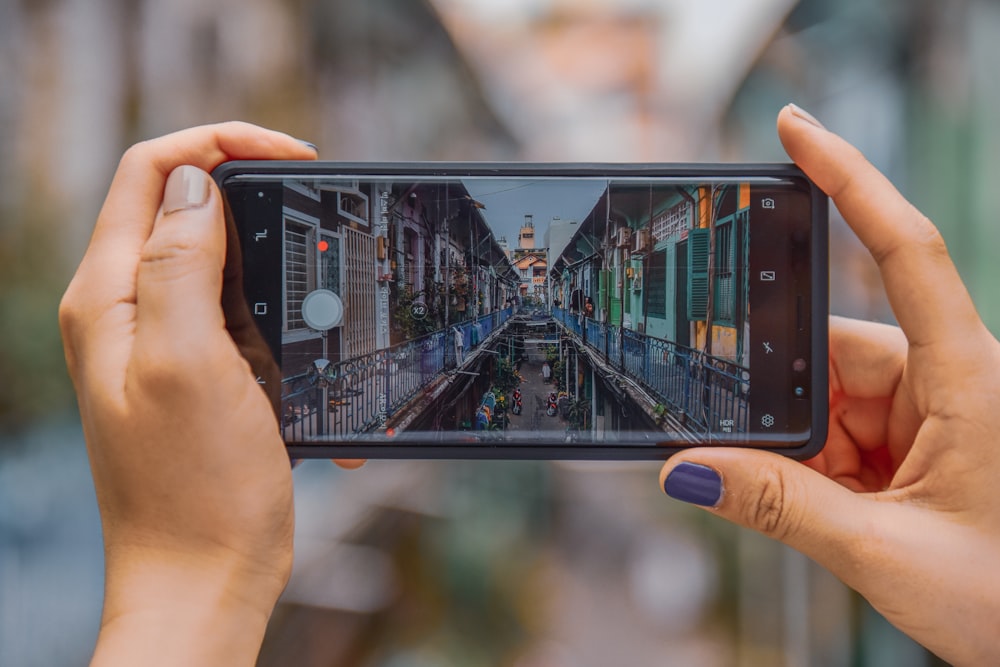 cámara negra de un teléfono inteligente Android capturando edificios