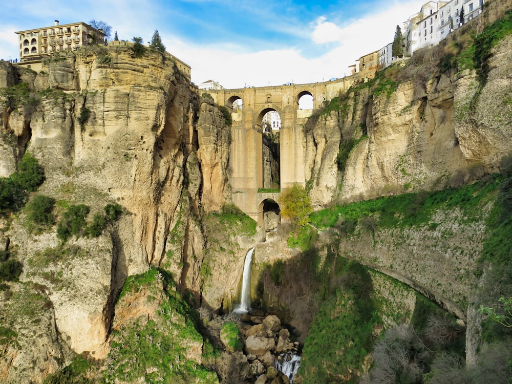 Les chutes d’eau soufflent le pont en béton et les bâtiments pendant la journée