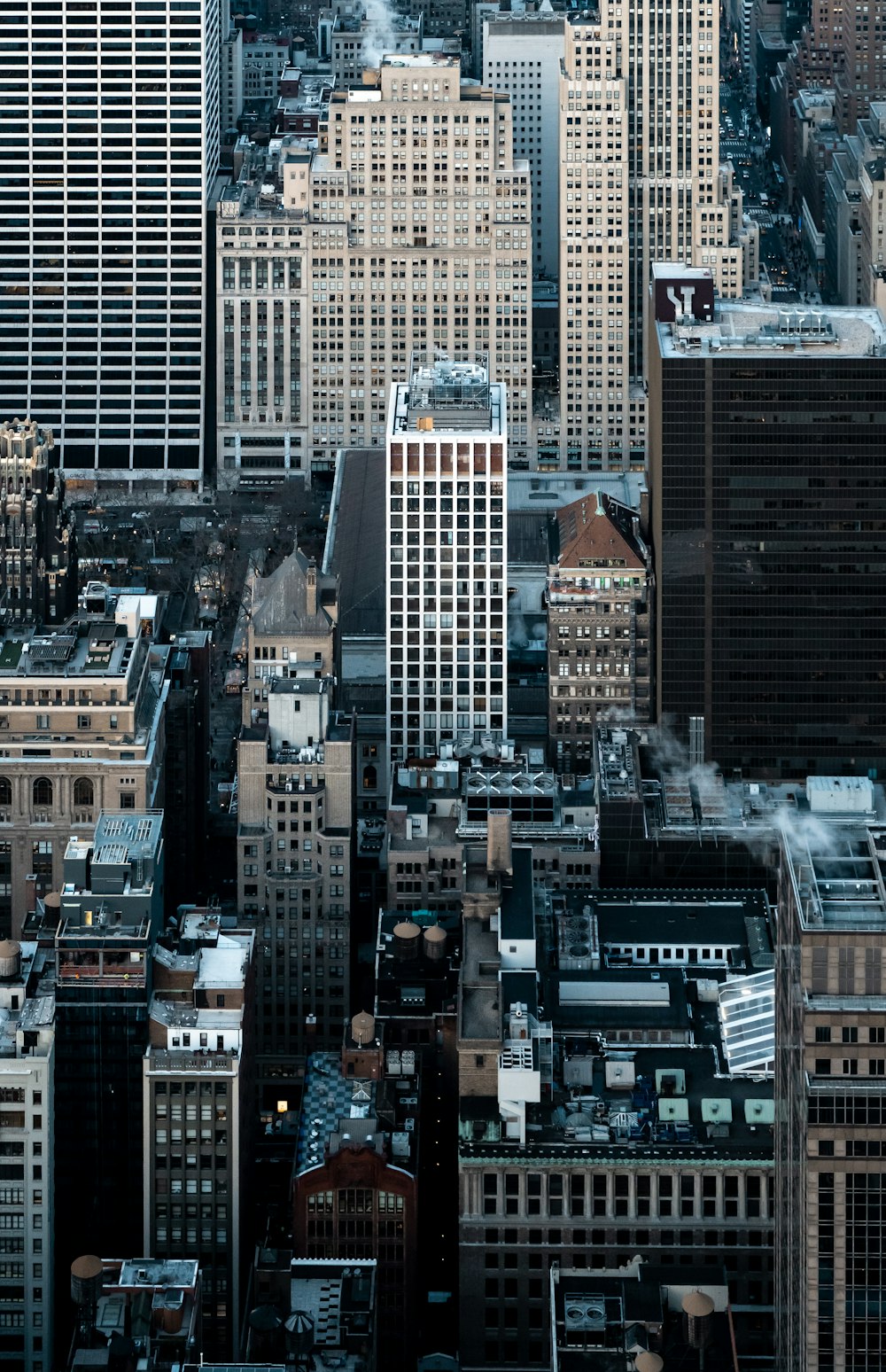 Photographie aérienne de bâtiments en béton pendant la journée