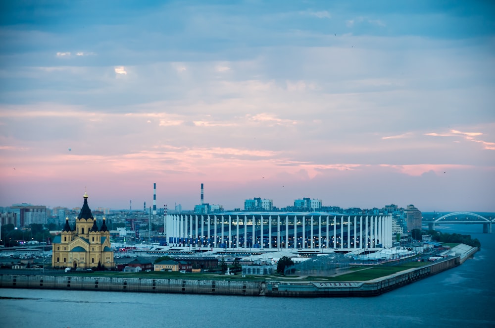 Skyline de la ville sous le ciel bleu