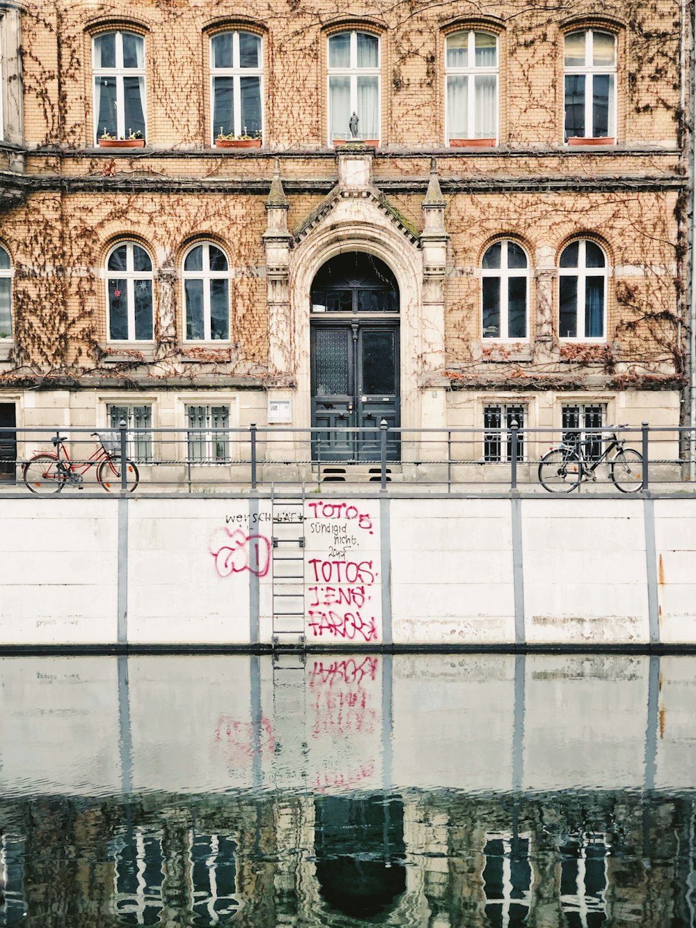 Haus aus beigefarbenem und weißem Beton