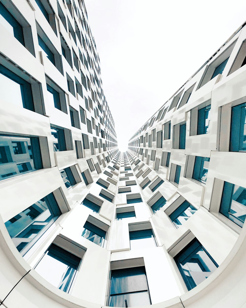 Fotografía de ángulo bajo de un edificio blanco