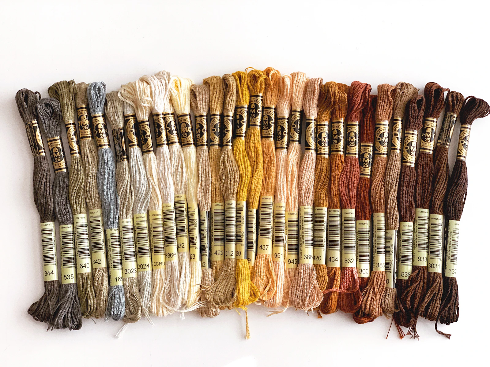 Fire colorate de broderie, gramada
