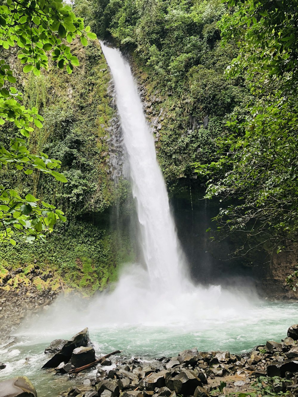 Photographie en accéléré de chutes d’eau pendant la journée