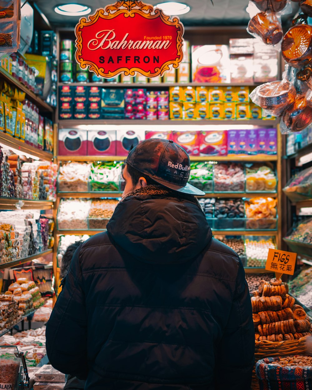 Veste bulle à capuche pour homme en noir en magasin