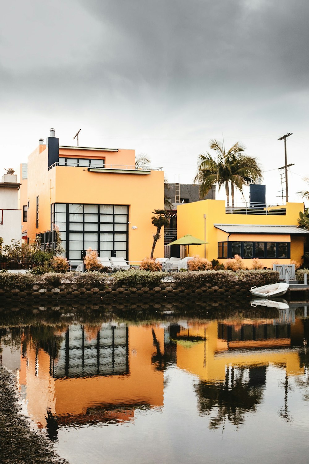 Edificios de hormigón amarillo bajo un cielo gris