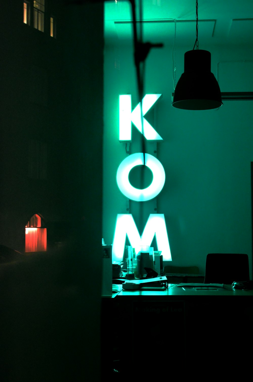 kom neon light signage