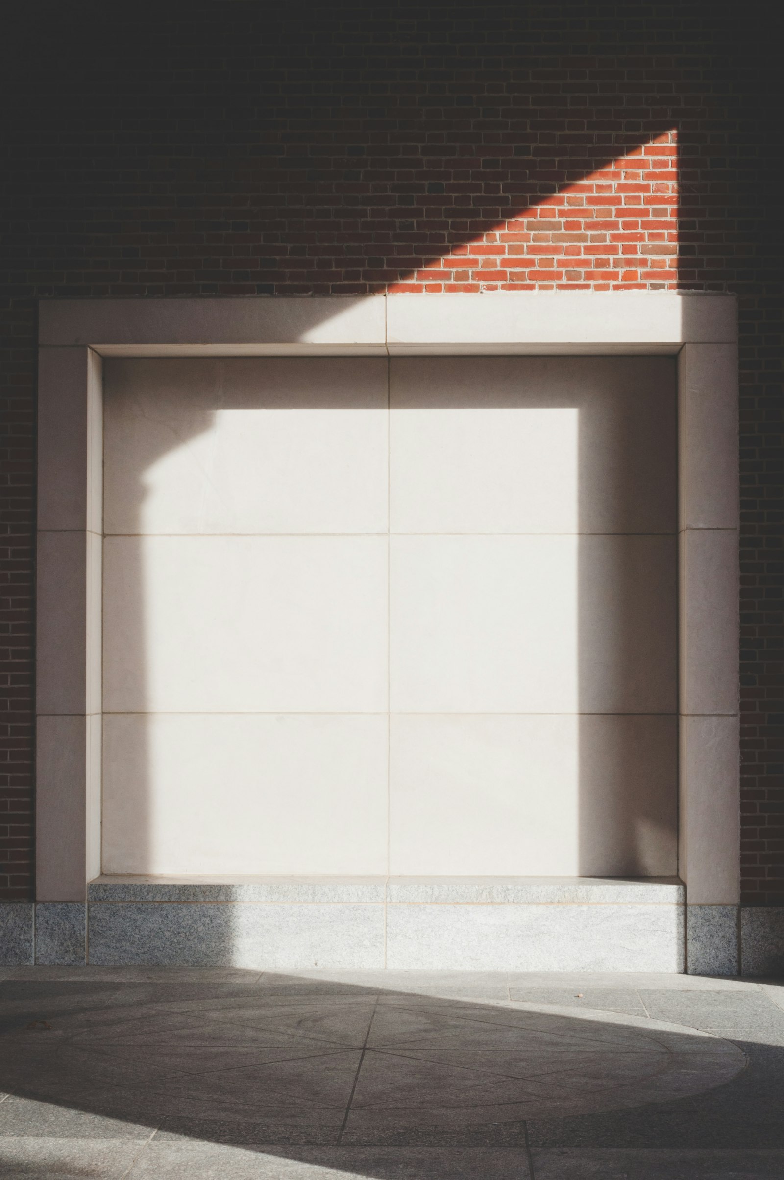 AF Zoom-Nikkor 35-70mm f/3.3-4.5 N sample photo. Shadow of pillar on photography